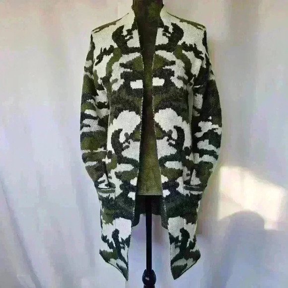 ✨Like New✨ Venus Camouflage Cardigan, Green/Black/White, Size XS - Picture 5 of 9